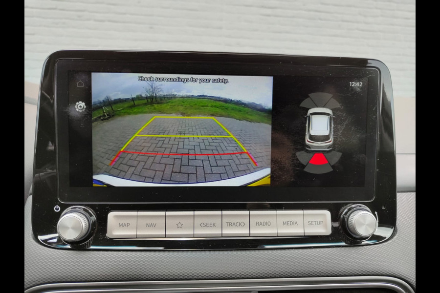 Hyundai Kona EV 64kWh 204pk SOH 100% Leer Premium Schuif-/Kanteldak Warmtepomp Head-Up Display Apple Carplay Android Navi Camera Elektr.Stoel Pdc Subwoofer Bluetooth Dodehoek detector Privacy Glas Rijstrooksensor 1e Eigenaar Origineel Nederlandse Auto Volledig Dealeronderhouden