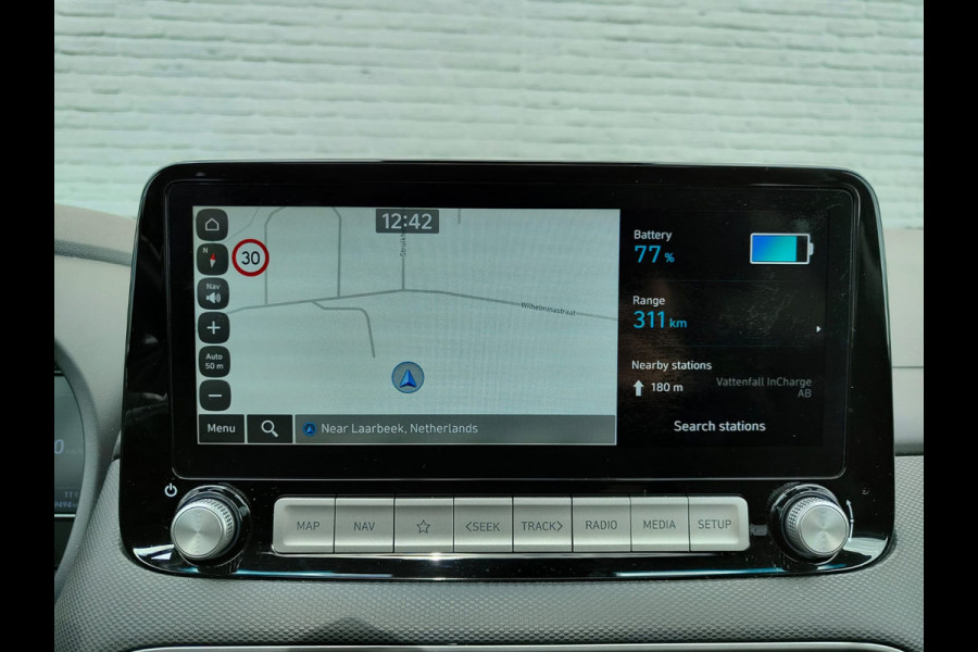 Hyundai Kona EV 64kWh 204pk SOH 100% Leer Premium Schuif-/Kanteldak Warmtepomp Head-Up Display Apple Carplay Android Navi Camera Elektr.Stoel Pdc Subwoofer Bluetooth Dodehoek detector Privacy Glas Rijstrooksensor 1e Eigenaar Origineel Nederlandse Auto Volledig Dealeronderhouden