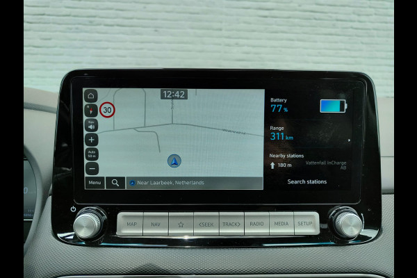 Hyundai Kona EV 64kWh 204pk SOH 100% Leer Premium Schuif-/Kanteldak Warmtepomp Head-Up Display Apple Carplay Android Navi Camera Elektr.Stoel Pdc Subwoofer Bluetooth Dodehoek detector Privacy Glas Rijstrooksensor 1e Eigenaar Origineel Nederlandse Auto Volledig Dealeronderhouden