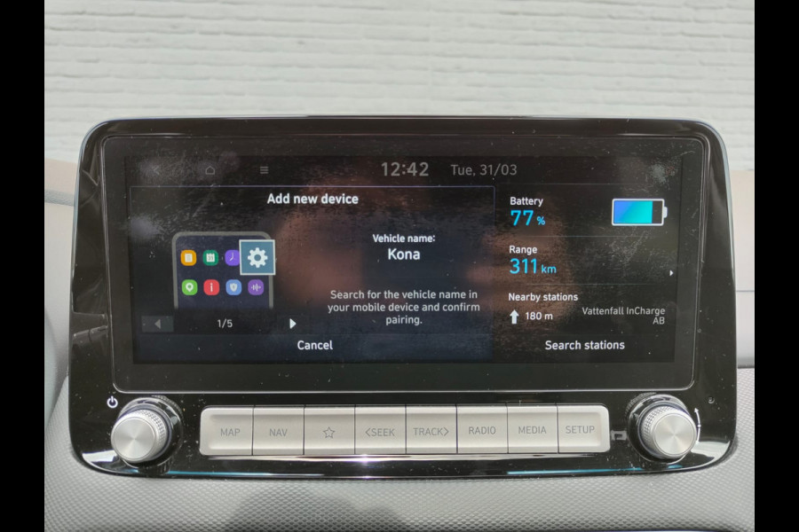 Hyundai Kona EV 64kWh 204pk SOH 100% Leer Premium Schuif-/Kanteldak Warmtepomp Head-Up Display Apple Carplay Android Navi Camera Elektr.Stoel Pdc Subwoofer Bluetooth Dodehoek detector Privacy Glas Rijstrooksensor 1e Eigenaar Origineel Nederlandse Auto Volledig Dealeronderhouden