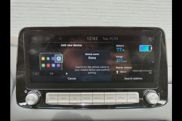 Hyundai Kona EV 64kWh 204pk SOH 100% Leer Premium Schuif-/Kanteldak Warmtepomp Head-Up Display Apple Carplay Android Navi Camera Elektr.Stoel Pdc Subwoofer Bluetooth Dodehoek detector Privacy Glas Rijstrooksensor 1e Eigenaar Origineel Nederlandse Auto Volledig Dealeronderhouden