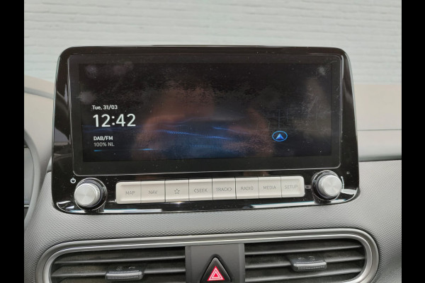 Hyundai Kona EV 64kWh 204pk SOH 100% Leer Premium Schuif-/Kanteldak Warmtepomp Head-Up Display Apple Carplay Android Navi Camera Elektr.Stoel Pdc Subwoofer Bluetooth Dodehoek detector Privacy Glas Rijstrooksensor 1e Eigenaar Origineel Nederlandse Auto Volledig Dealeronderhouden