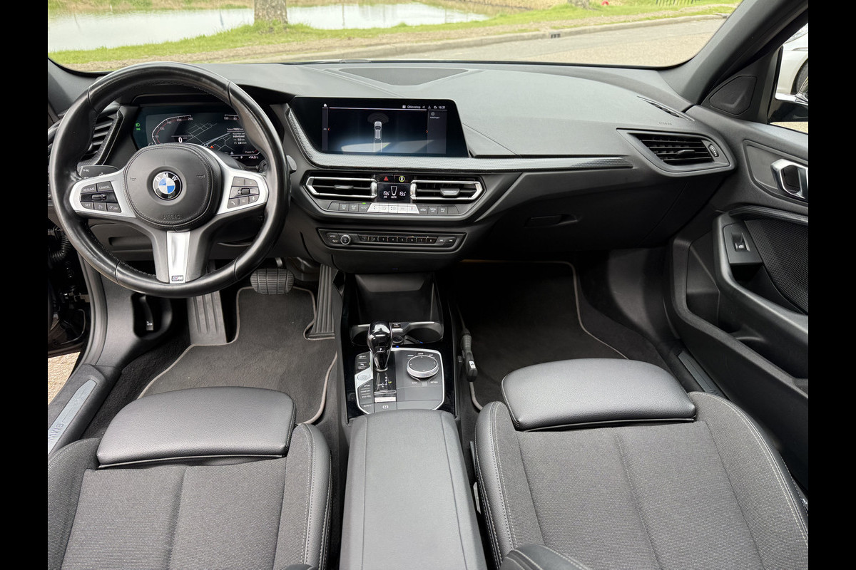 BMW 1-serie 118i Business Edition ** Automaat ** Panodak ** Navigatie ** 17inch