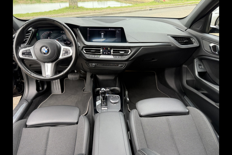 BMW 1-serie 118i Business Edition ** Automaat ** Panodak ** Navigatie ** 17inch
