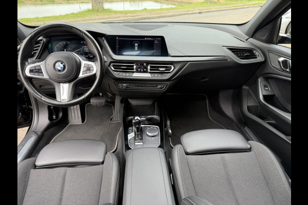 BMW 1-serie 118i Business Edition ** Automaat ** Panodak ** Navigatie ** 17inch
