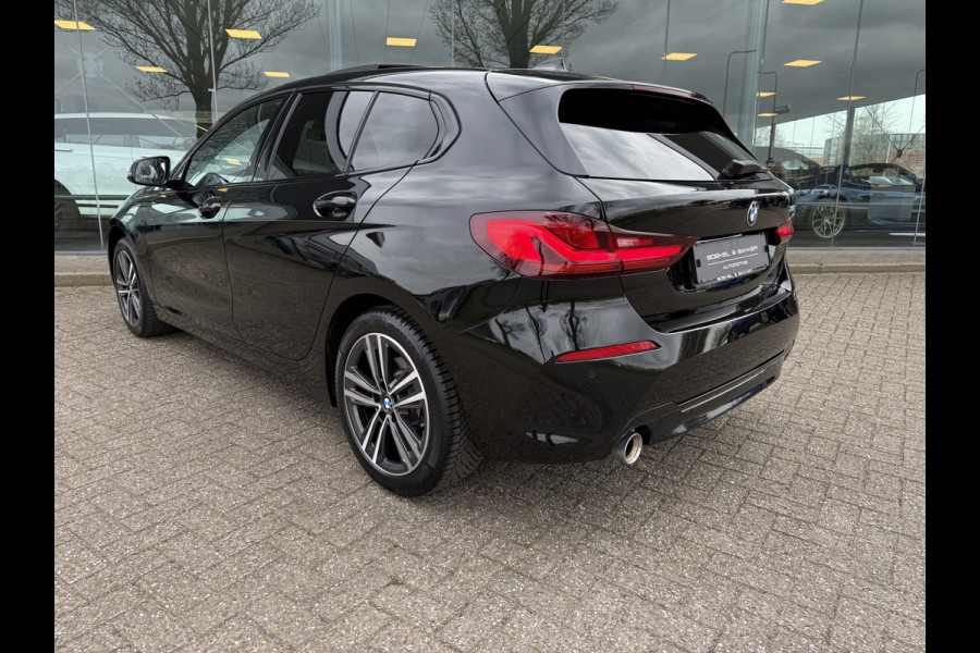 BMW 1-serie 118i Business Edition ** Automaat ** Panodak ** Navigatie ** 17inch