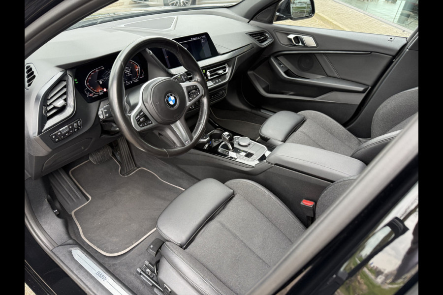 BMW 1-serie 118i Business Edition ** Automaat ** Panodak ** Navigatie ** 17inch