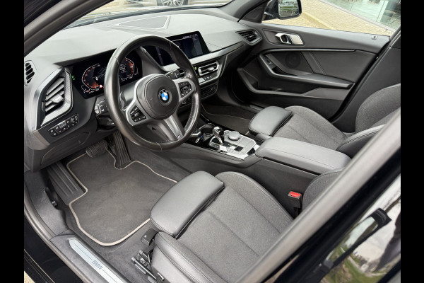 BMW 1-serie 118i Business Edition ** Automaat ** Panodak ** Navigatie ** 17inch