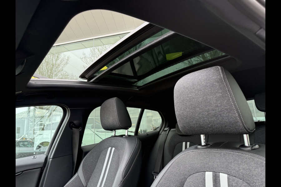 BMW 1-serie 118i Business Edition ** Automaat ** Panodak ** Navigatie ** 17inch