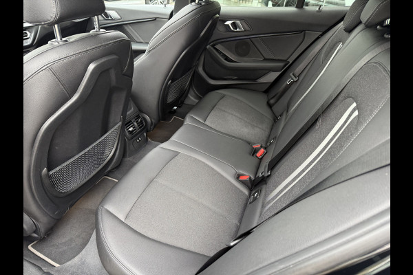 BMW 1-serie 118i Business Edition ** Automaat ** Panodak ** Navigatie ** 17inch