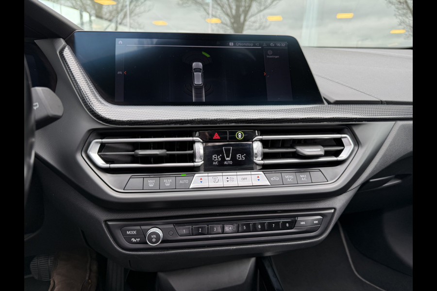 BMW 1-serie 118i Business Edition ** Automaat ** Panodak ** Navigatie ** 17inch