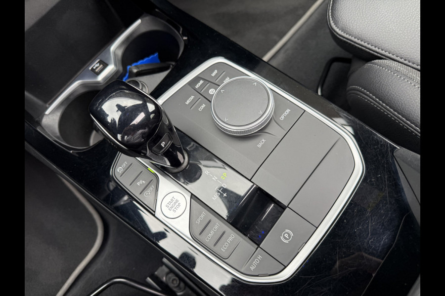 BMW 1-serie 118i Business Edition ** Automaat ** Panodak ** Navigatie ** 17inch