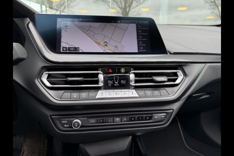 BMW 1-serie 118i Business Edition ** Automaat ** Panodak ** Navigatie ** 17inch
