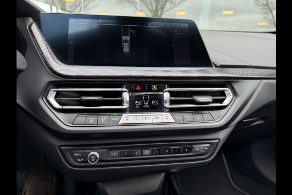BMW 1-serie 118i Business Edition ** Automaat ** Panodak ** Navigatie ** 17inch