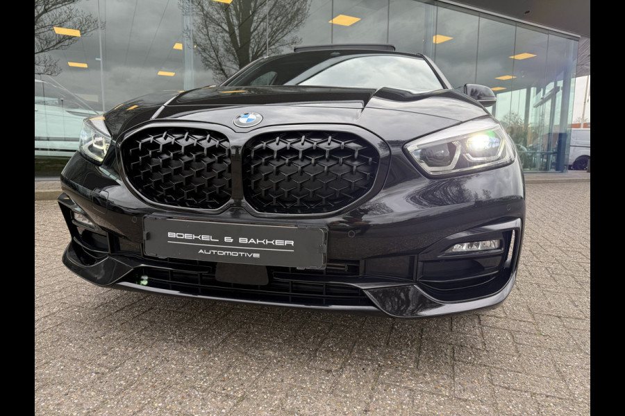 BMW 1-serie 118i Business Edition ** Automaat ** Panodak ** Navigatie ** 17inch