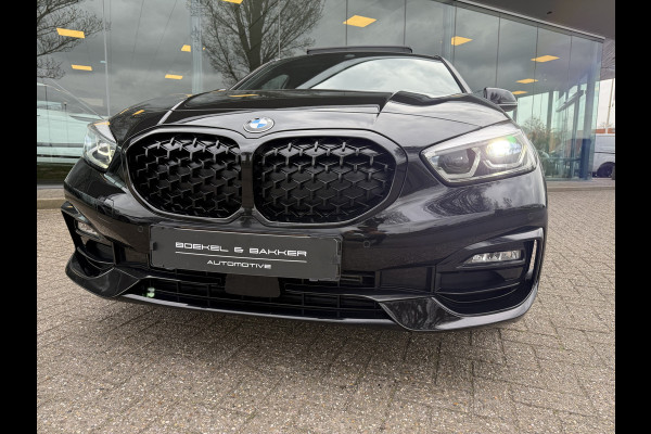 BMW 1-serie 118i Business Edition ** Automaat ** Panodak ** Navigatie ** 17inch
