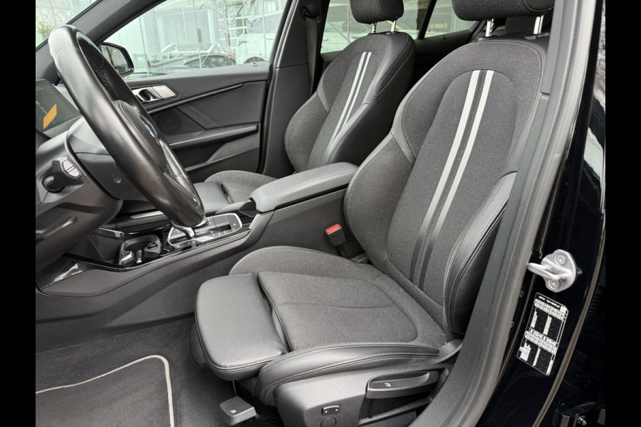 BMW 1-serie 118i Business Edition ** Automaat ** Panodak ** Navigatie ** 17inch