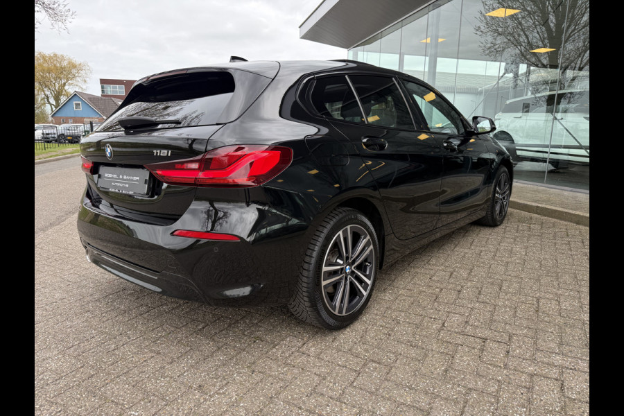 BMW 1-serie 118i Business Edition ** Automaat ** Panodak ** Navigatie ** 17inch