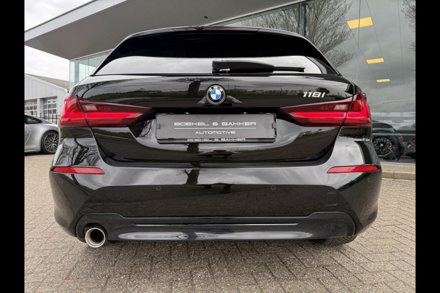 BMW 1-serie 118i Business Edition ** Automaat ** Panodak ** Navigatie ** 17inch