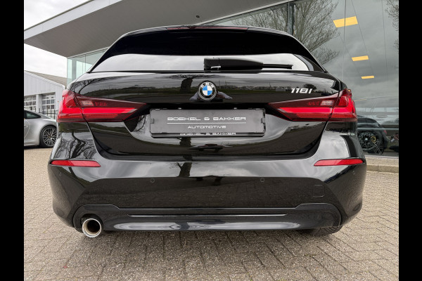 BMW 1-serie 118i Business Edition ** Automaat ** Panodak ** Navigatie ** 17inch