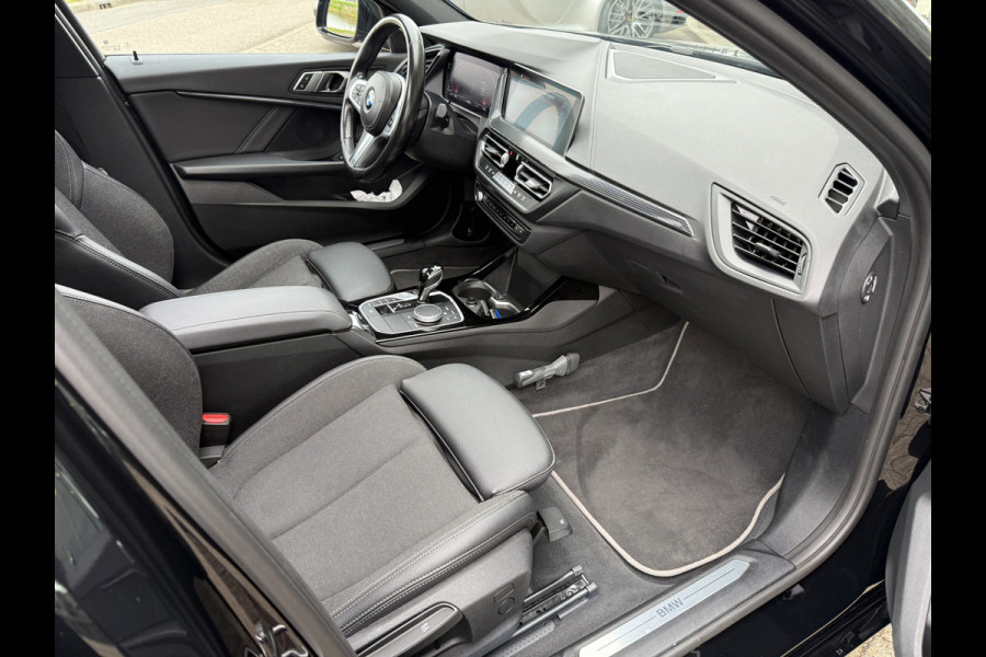 BMW 1-serie 118i Business Edition ** Automaat ** Panodak ** Navigatie ** 17inch