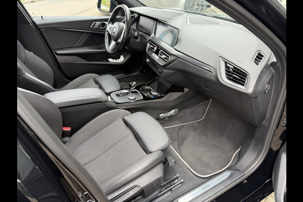 BMW 1-serie 118i Business Edition ** Automaat ** Panodak ** Navigatie ** 17inch