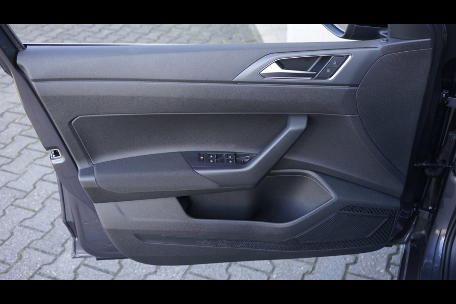 Volkswagen Taigo 1.0 TSI R-Line AUTOMAAT-ACC-CAMERA-DAB-IQ LIGHT-KEYLESS-GROOT NAVIGATIE-PANORAMA-VIRTUEEL