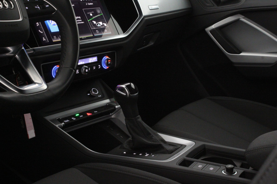 Audi Q3 45 TFSI e S line > 245pk/Trekhaak/Daytona Gray/19 inch