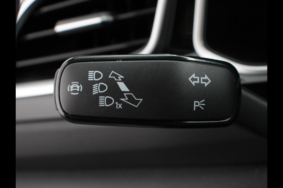 Volkswagen T-Roc 1.5 TSI 150pk DSG R-Line | Navigatie | Apple Carplay/Android Auto | Parkeersensoren | Camera | Adaptive Cruise Control | Elektrische achterklep | Stoel- en stuurverwarming | Climate Control | Ledverlichting | Virtual Cockpit