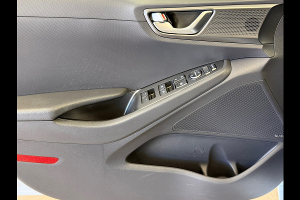 Hyundai IONIQ STYLE EV 38 kWh SOH 93,4% AUT SCHUIFDAK STOEL/ STUURVERWARMING CAMERA NAVIGATIE APPLE CARPLAY CRUISE PDC AIRCO
