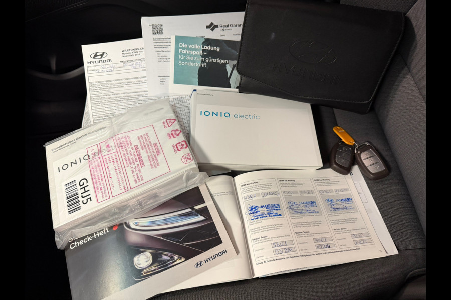 Hyundai IONIQ STYLE EV 38 kWh SOH 93,4% AUT SCHUIFDAK STOEL/ STUURVERWARMING CAMERA NAVIGATIE APPLE CARPLAY CRUISE PDC AIRCO