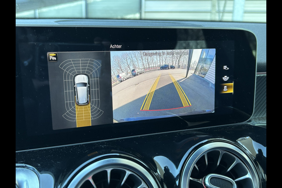 Mercedes-Benz Glb 180 AMG // Nightpakket // Sfeerverlichting // 19" AMG Velgen // Camera // Elek. Achterklep