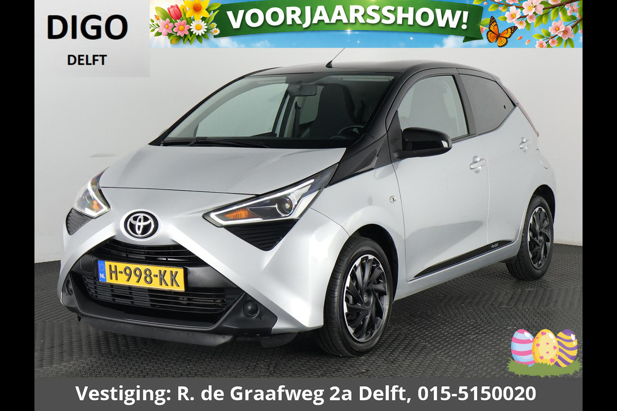 Toyota Aygo 1.0 VVT-i X-Play Bi-Tone Automaat | Apple Carplay & AndroidAUTO | Camera | 1e eigenaar | Privacy Glass |