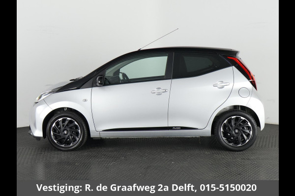 Toyota Aygo 1.0 VVT-i X-Play Bi-Tone Automaat | Apple Carplay & AndroidAUTO | Camera | 1e eigenaar | Privacy Glass |