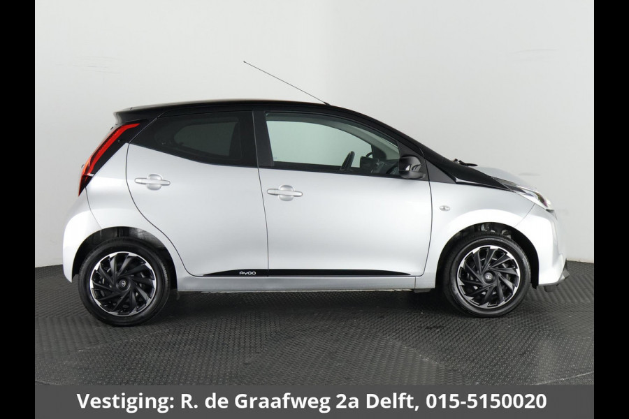 Toyota Aygo 1.0 VVT-i X-Play Bi-Tone Automaat | Apple Carplay & AndroidAUTO | Camera | 1e eigenaar | Privacy Glass |