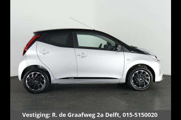 Toyota Aygo 1.0 VVT-i X-Play Bi-Tone Automaat | Apple Carplay & AndroidAUTO | Camera | 1e eigenaar | Privacy Glass |