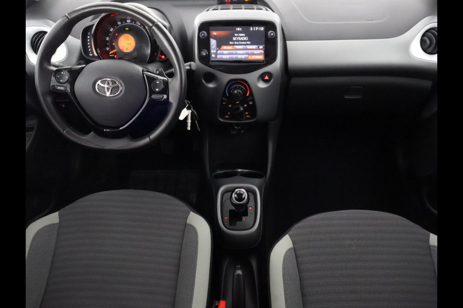 Toyota Aygo 1.0 VVT-i X-Play Bi-Tone Automaat | Apple Carplay & AndroidAUTO | Camera | 1e eigenaar | Privacy Glass |