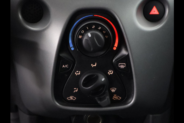 Toyota Aygo 1.0 VVT-i X-Play Bi-Tone Automaat | Apple Carplay & AndroidAUTO | Camera | 1e eigenaar | Privacy Glass |