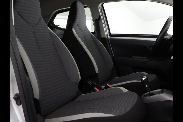 Toyota Aygo 1.0 VVT-i X-Play Bi-Tone Automaat | Apple Carplay & AndroidAUTO | Camera | 1e eigenaar | Privacy Glass |