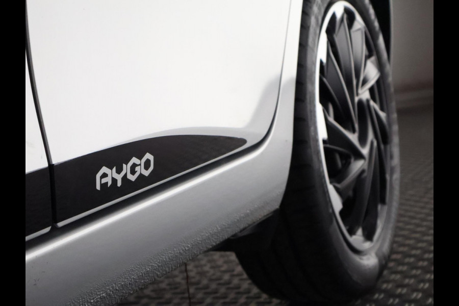 Toyota Aygo 1.0 VVT-i X-Play Bi-Tone Automaat | Apple Carplay & AndroidAUTO | Camera | 1e eigenaar | Privacy Glass |