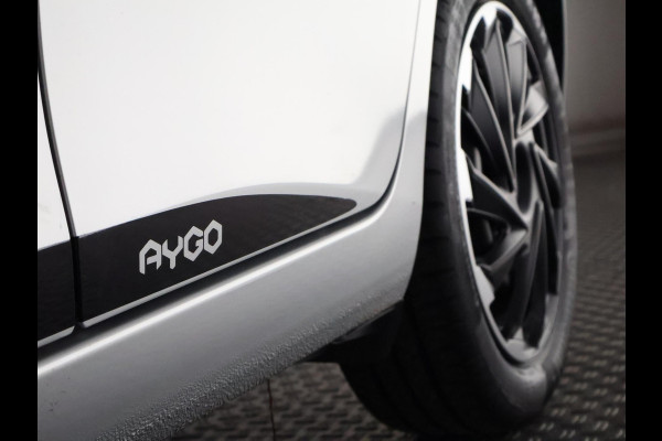 Toyota Aygo 1.0 VVT-i X-Play Bi-Tone Automaat | Apple Carplay & AndroidAUTO | Camera | 1e eigenaar | Privacy Glass |