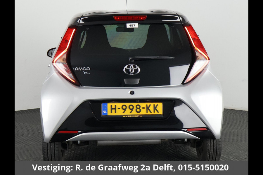 Toyota Aygo 1.0 VVT-i X-Play Bi-Tone Automaat | Apple Carplay & AndroidAUTO | Camera | 1e eigenaar | Privacy Glass |