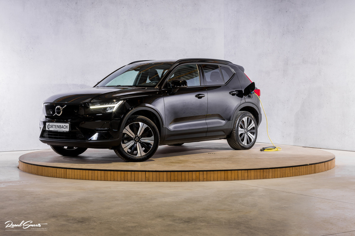 Volvo XC40 Recharge Twin Plus | Zwenkbare trekhaak | Adaptieve cruise | Blis | 19 Inch | Full LED |