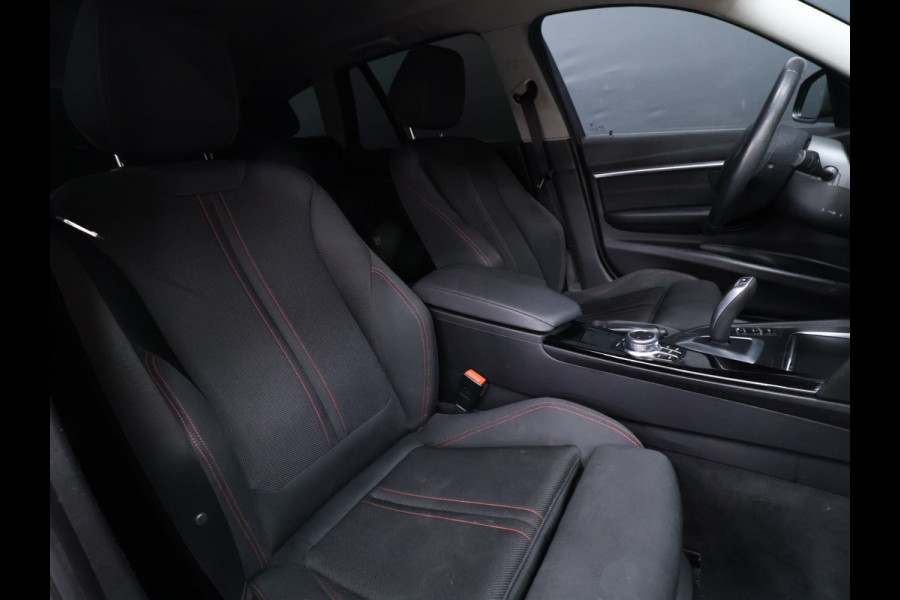 BMW 3 Serie Touring 318i Sportline [SPORTSTOELEN, SPORTVELGEN,STOELVERWARMING, BLUETOOTH, PARKEERSENSOREN ACHTER, CRUISE CONTROL]