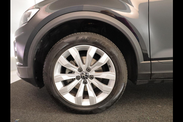 Volkswagen T-Roc 1.5 TSI Style 150pk DSG| Navi| Trekhaak | 17'LM-velgen| extra getint glas| Alarm