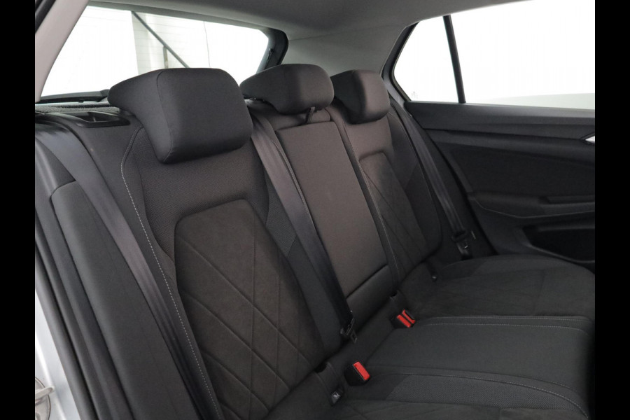 Volkswagen Golf 1.5 eTSI Style 130 PK DSG (Automaat) | Navigatie | Stoel- en stuurverwarming | keyless entry | Parkeer camera | Standkachel |