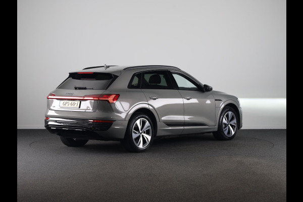 Audi Q8 e-tron 50 quattro Edition 95 kWh 340pk | SOH 96% | Lederen bekleding | | 20 inch lichtmetalen velgen | Elektrisch verstelbare voorstoelen met geheugen | Parkeercamera |