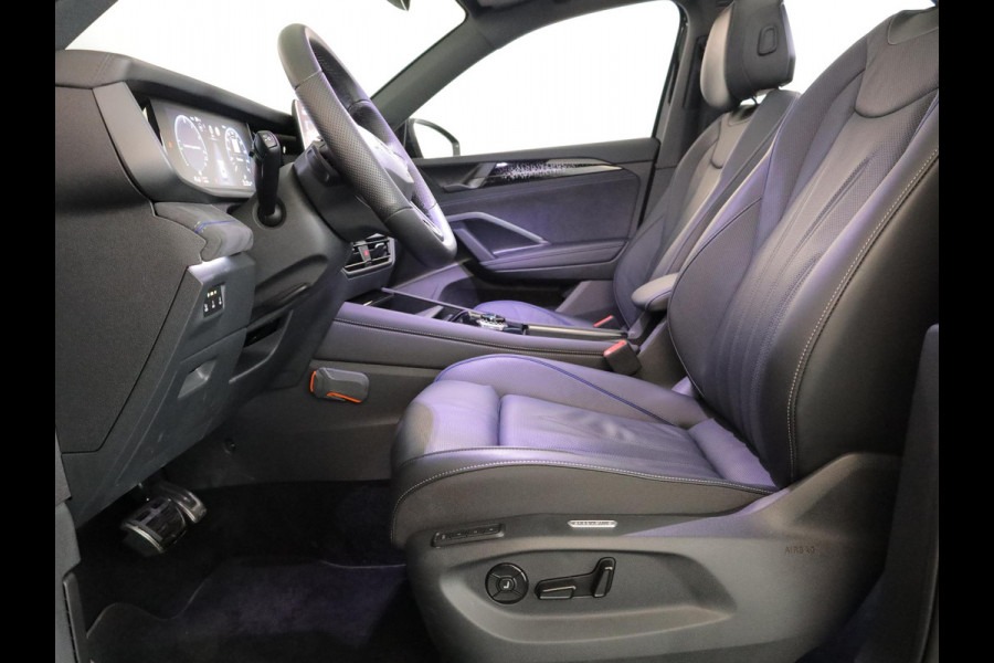 Volkswagen Tayron 1.5 eHybrid R-Line Edition 272 pk Automaat (DSG) | Verlengde garantie | Navigatie | Panoramadak | Trekhaak (wegklapbaar) | Rondomzicht camera | Lederen bekleding | Stoelverwarming v/a | R-Line |