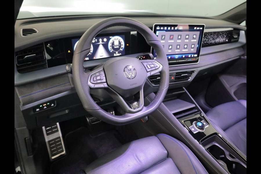 Volkswagen Tayron 1.5 eHybrid R-Line Edition 272 pk Automaat (DSG) | Verlengde garantie | Navigatie | Panoramadak | Trekhaak (wegklapbaar) | Rondomzicht camera | Lederen bekleding | Stoelverwarming v/a | R-Line |