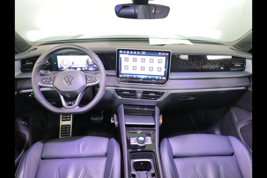 Volkswagen Tayron 1.5 eHybrid R-Line Edition 272 pk Automaat (DSG) | Verlengde garantie | Navigatie | Panoramadak | Trekhaak (wegklapbaar) | Rondomzicht camera | Lederen bekleding | Stoelverwarming v/a | R-Line |